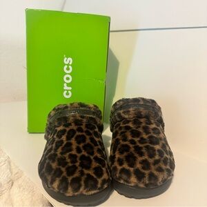CROCS Fuzzy Leopard Print Clogs